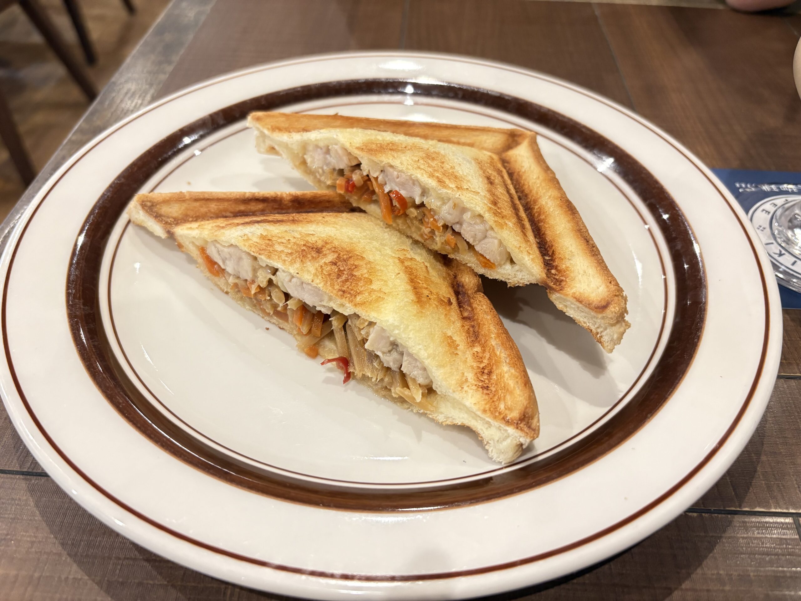 倉式珈琲店さんのホットサンド（チキンときんぴら）