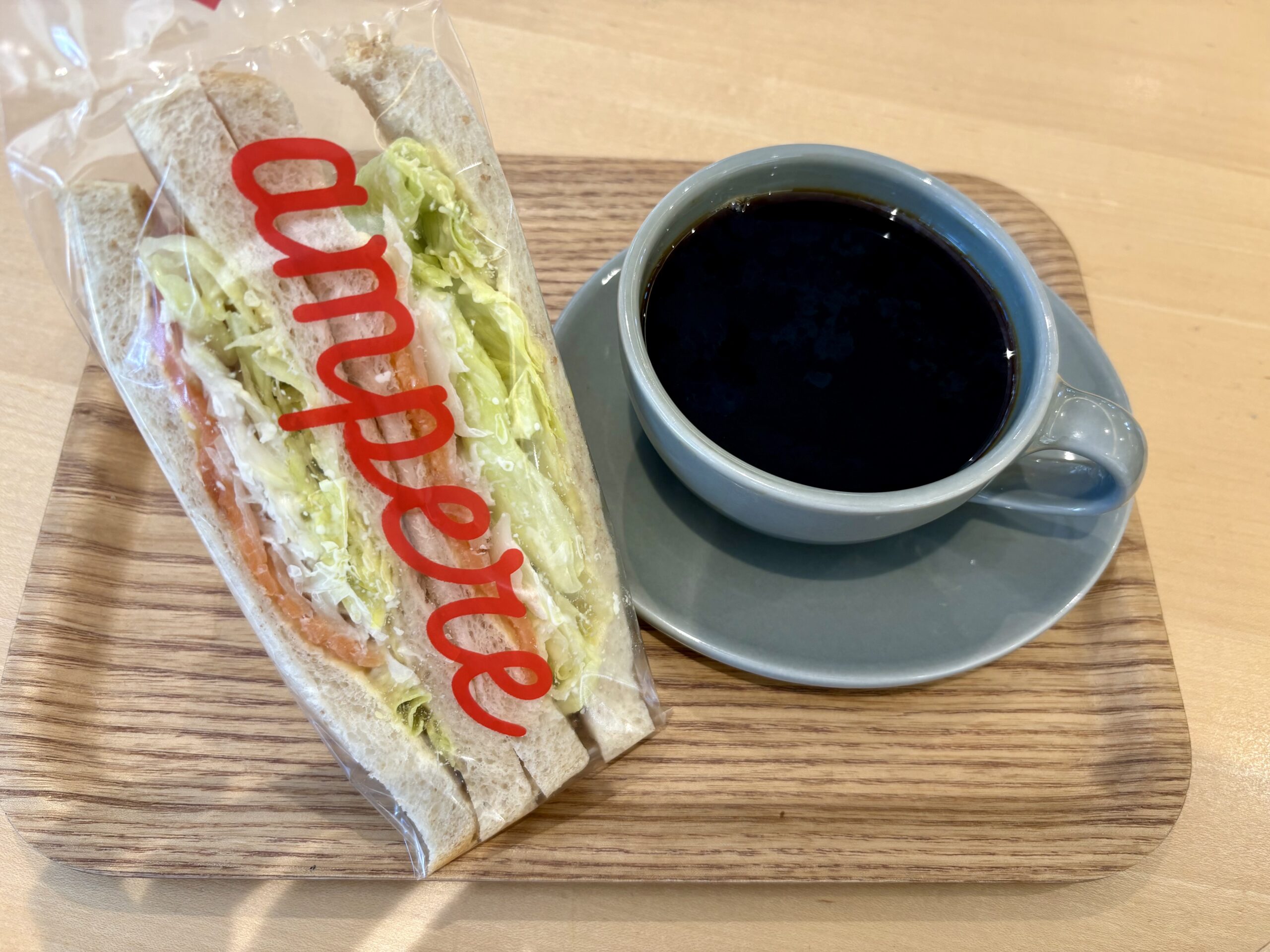 「ampre」のサンドウィッチとホットコーヒー